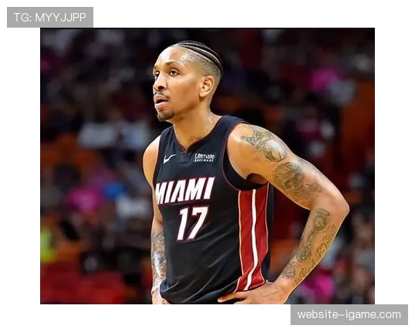 特写镜头：迪文琴佐成功防守后冲着主场观众捶胸怒吼