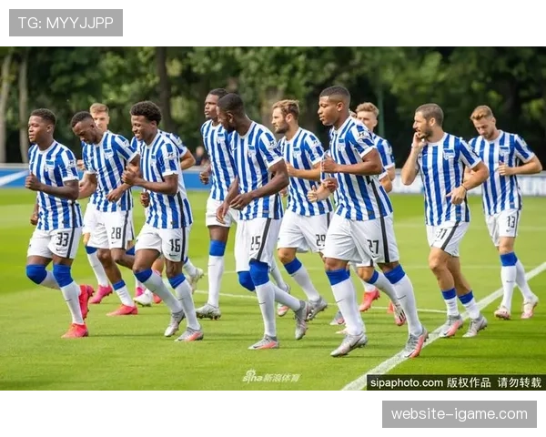 德甲“足球校园”项目走进柏林中小学，开展公益训练课